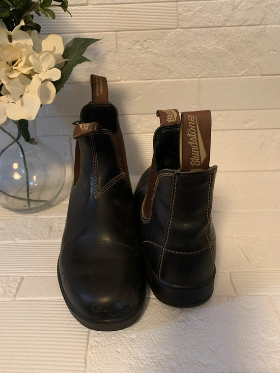 Blundstone Shoes - Blundstone Black Chelsea Boots with Brown Pull Tabs